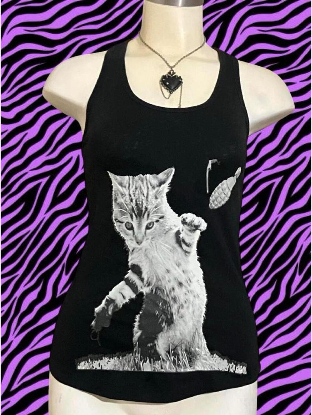 Hilarious 'Vintage y2k Arm the Animals' design 😂